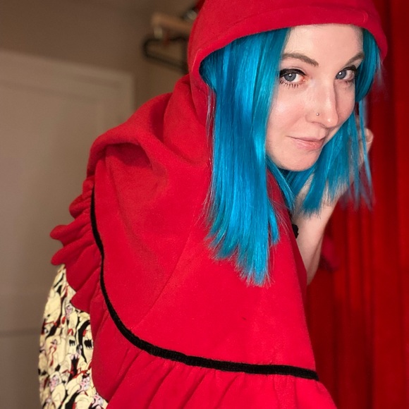 Red fleece cape - Picture 2 of 11